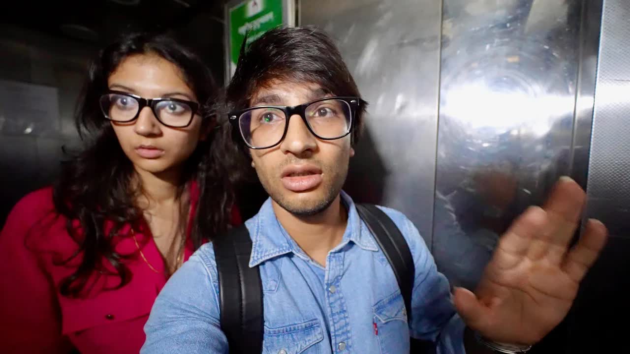 लिफ्ट में फंसने के बाद डिफेंडर बुकिंग का वॉग