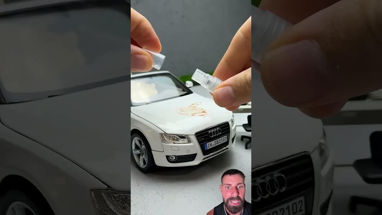 Alguien pinta y limpia un coche de juguete