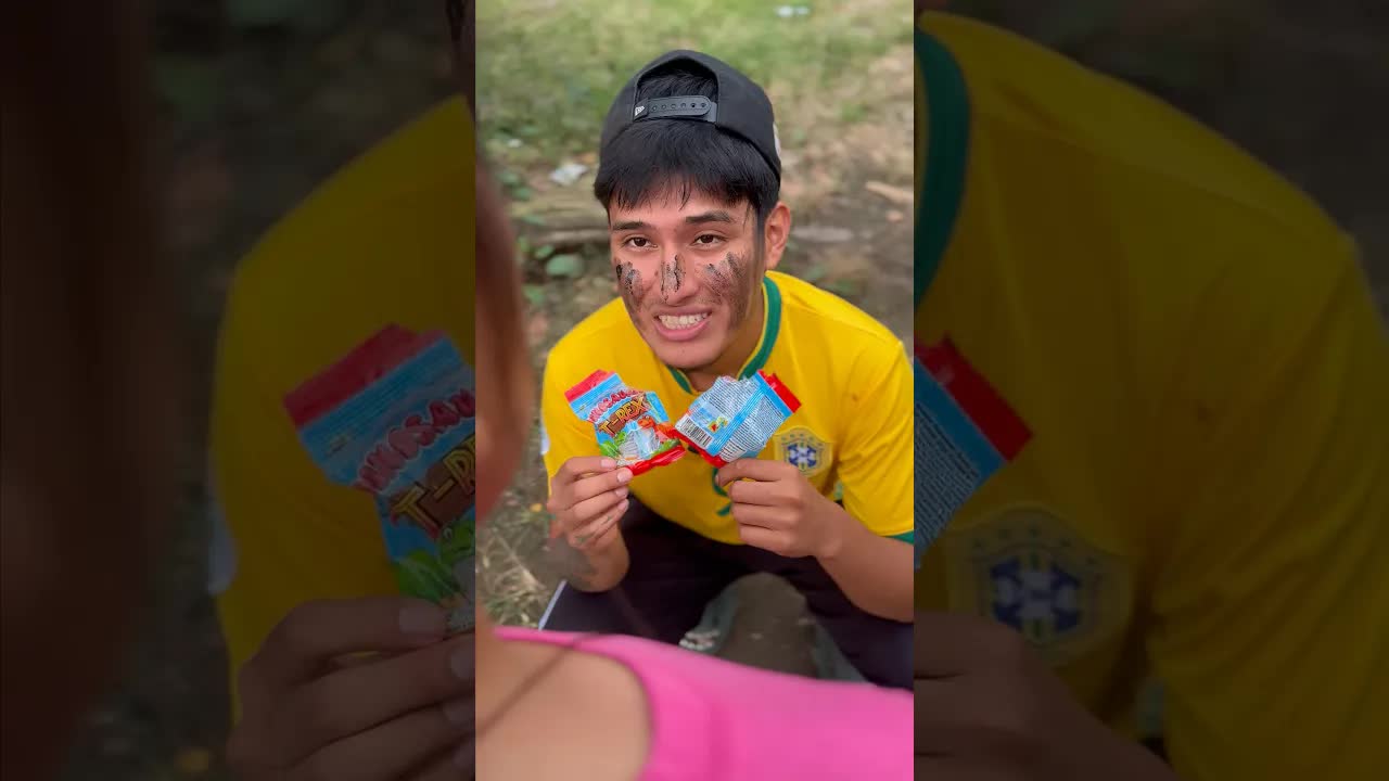 Niña come de la basura mientras otra presume comida