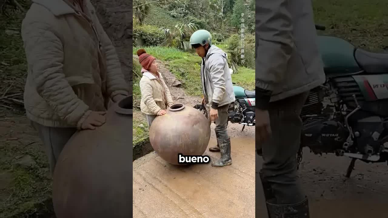 Ayudando a una chica con una vasija grande