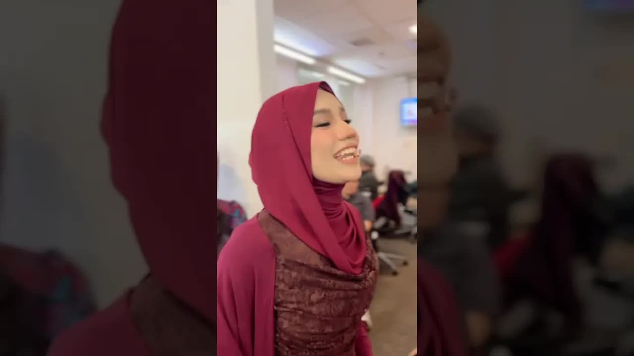 Cik B Pemalu di Bilik Make Up MeleTOP