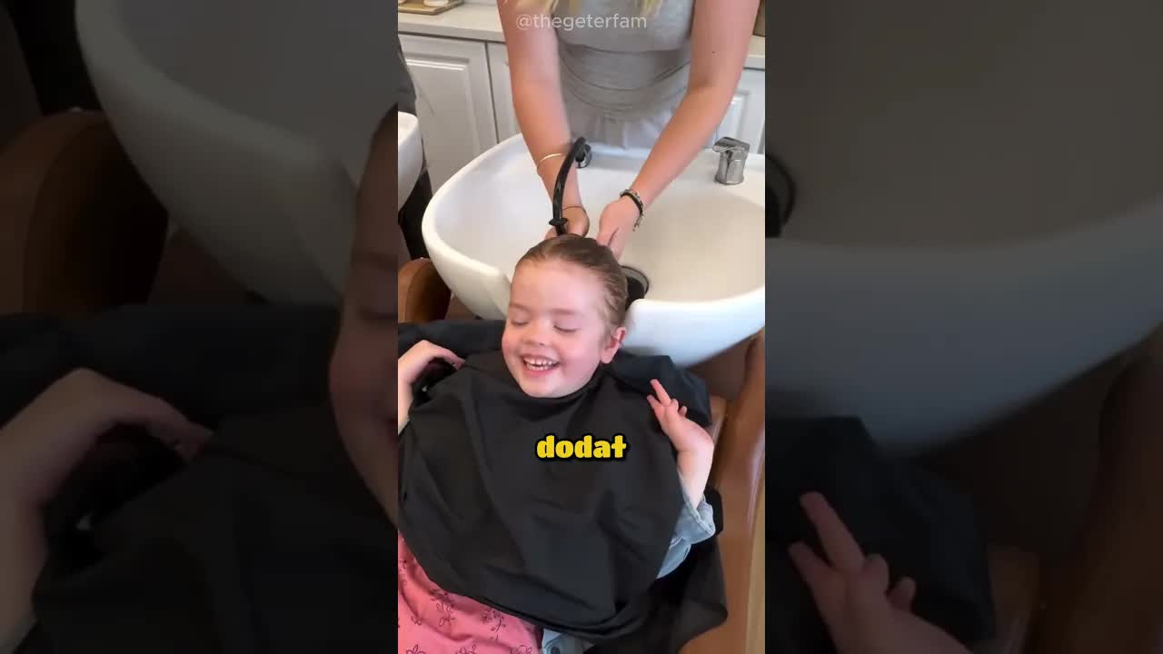 Dziewczynka robi sobie fryzurę jak mama