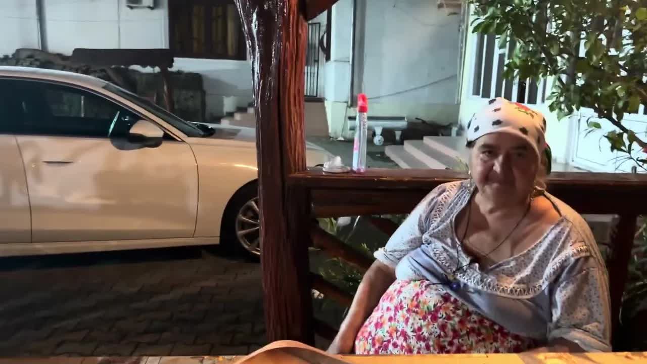 Leo vine acasă la Patroana pentru ciorbă și bere
