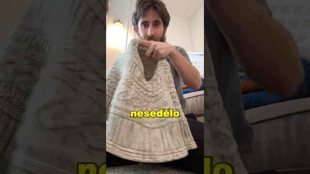 Muž našel zvláštní oblečení bez otvoru na hlavu