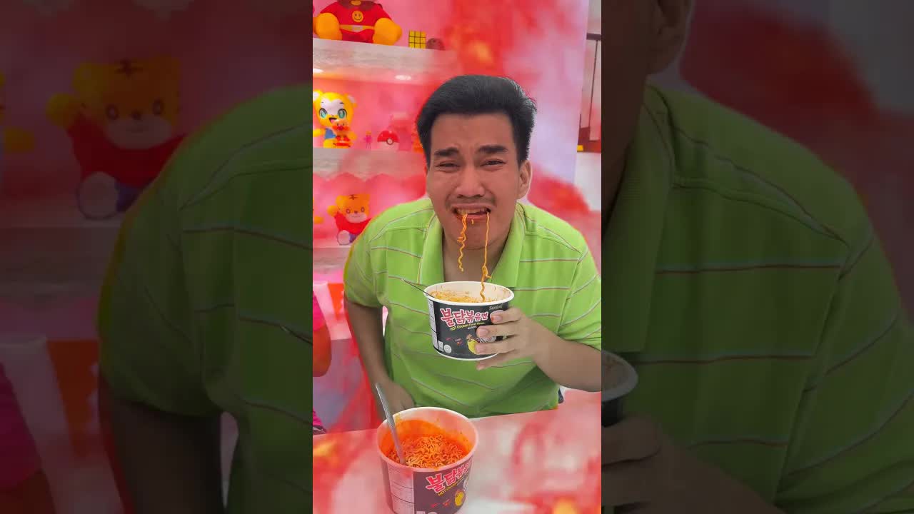 Makan Mie Sedap Pedas Bersama Ehsan