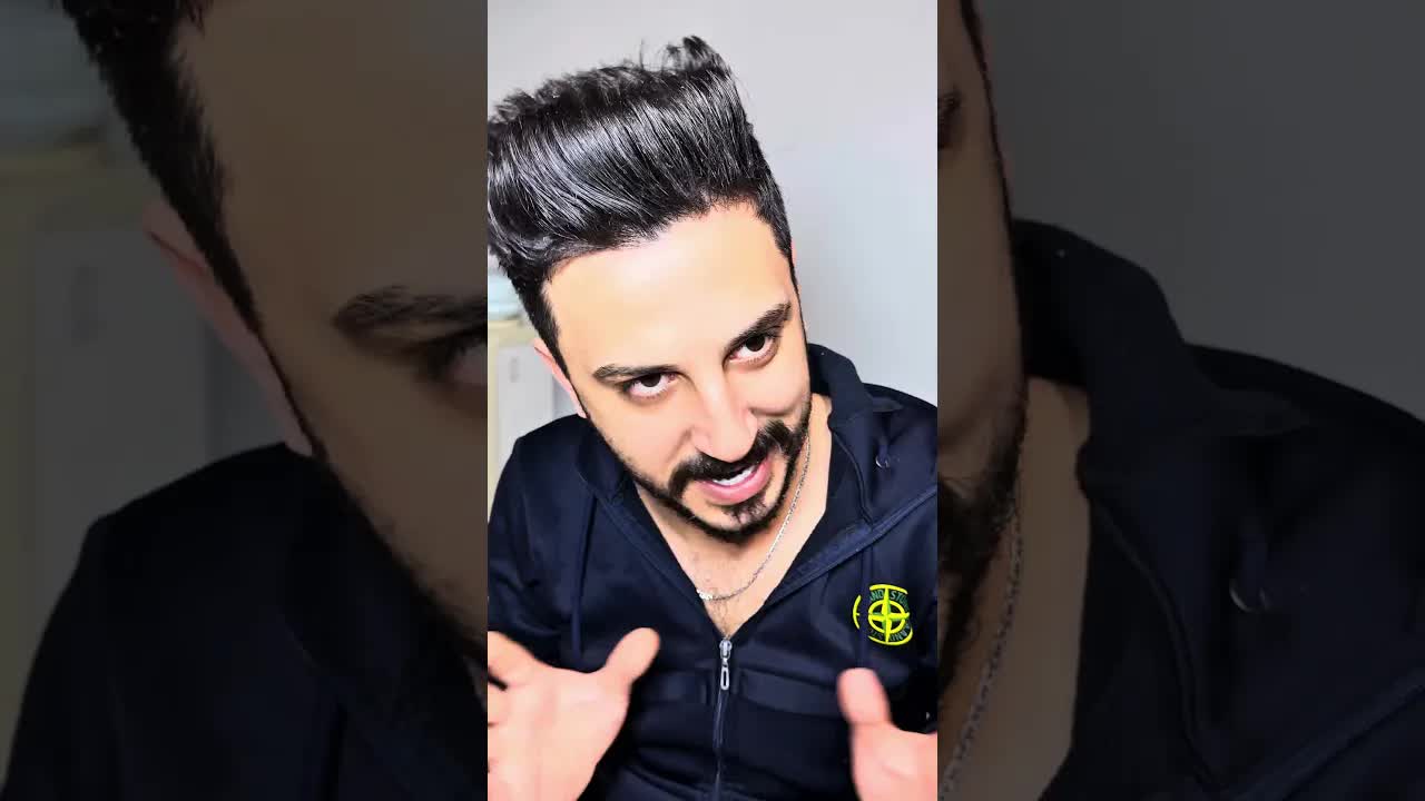 لحظة عاطفية بين أم وابنها