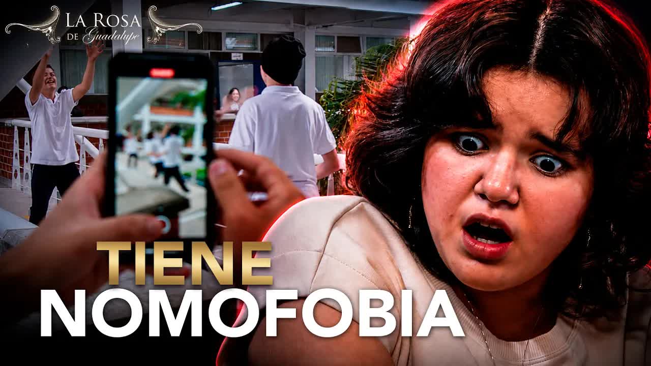 Nadia lucha por cargar su celular en la escuela