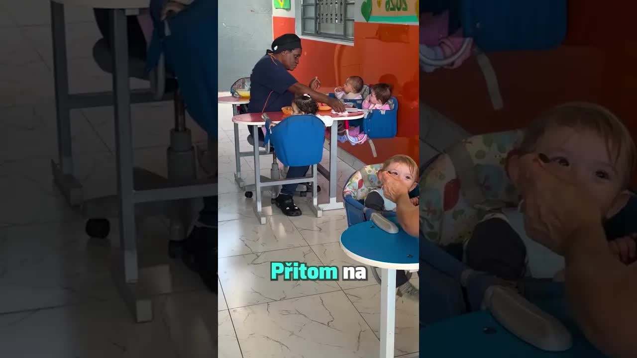 Pečovatelky krmit děti s láskou