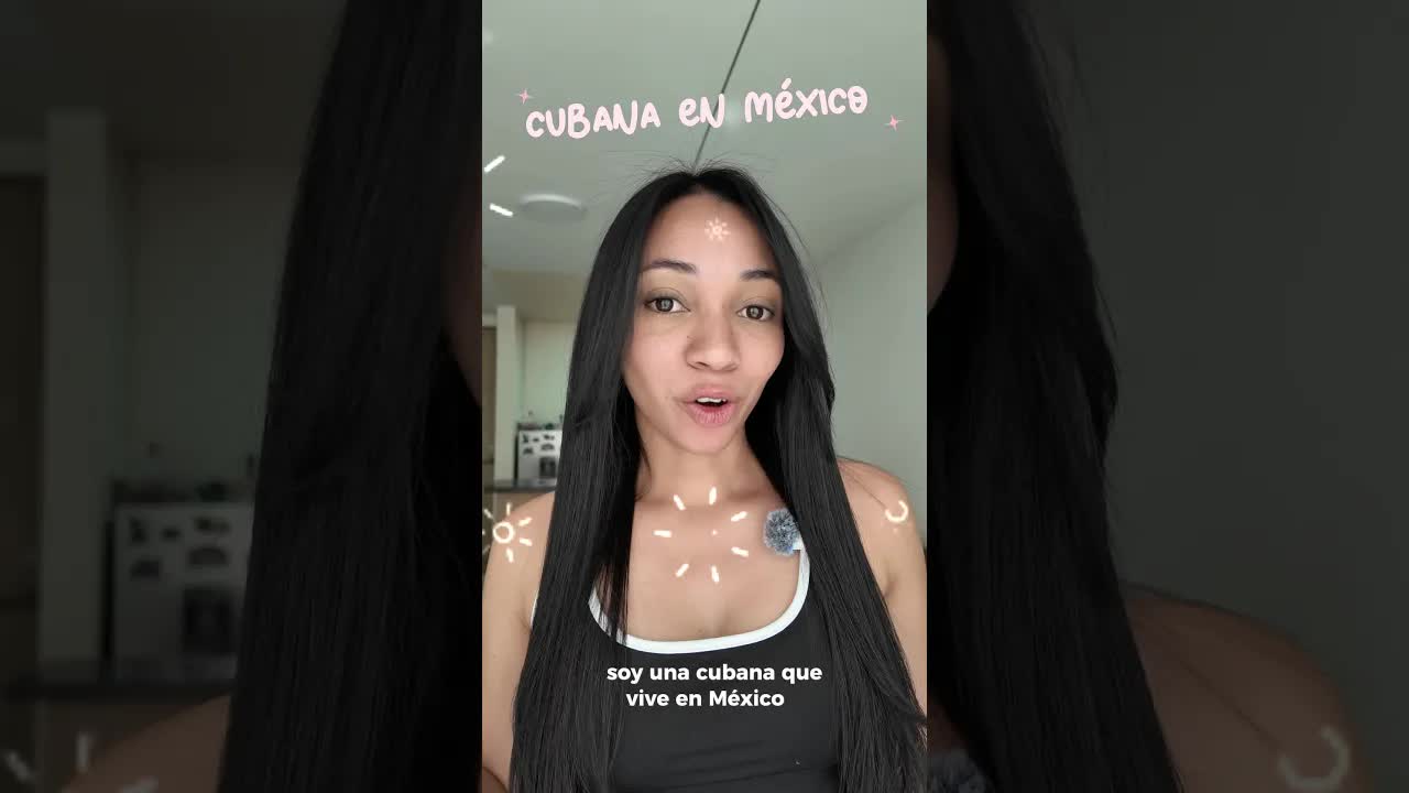 cubana en México se corta el cabello en casa