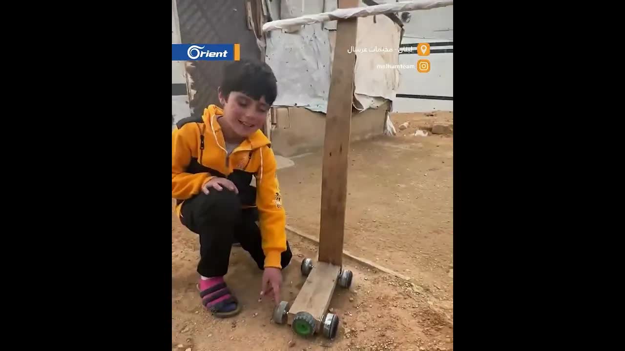 طفل سوري يصنع سكوتر من الخشب في عرسال