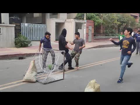 ঢাকার রাস্তায় কিশোরদের ফুটবল খেলা