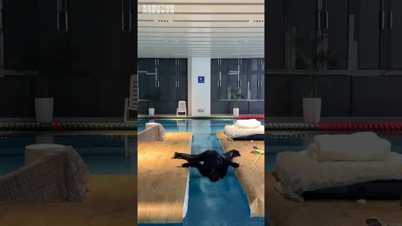 Una amiga en una casa sobre el agua