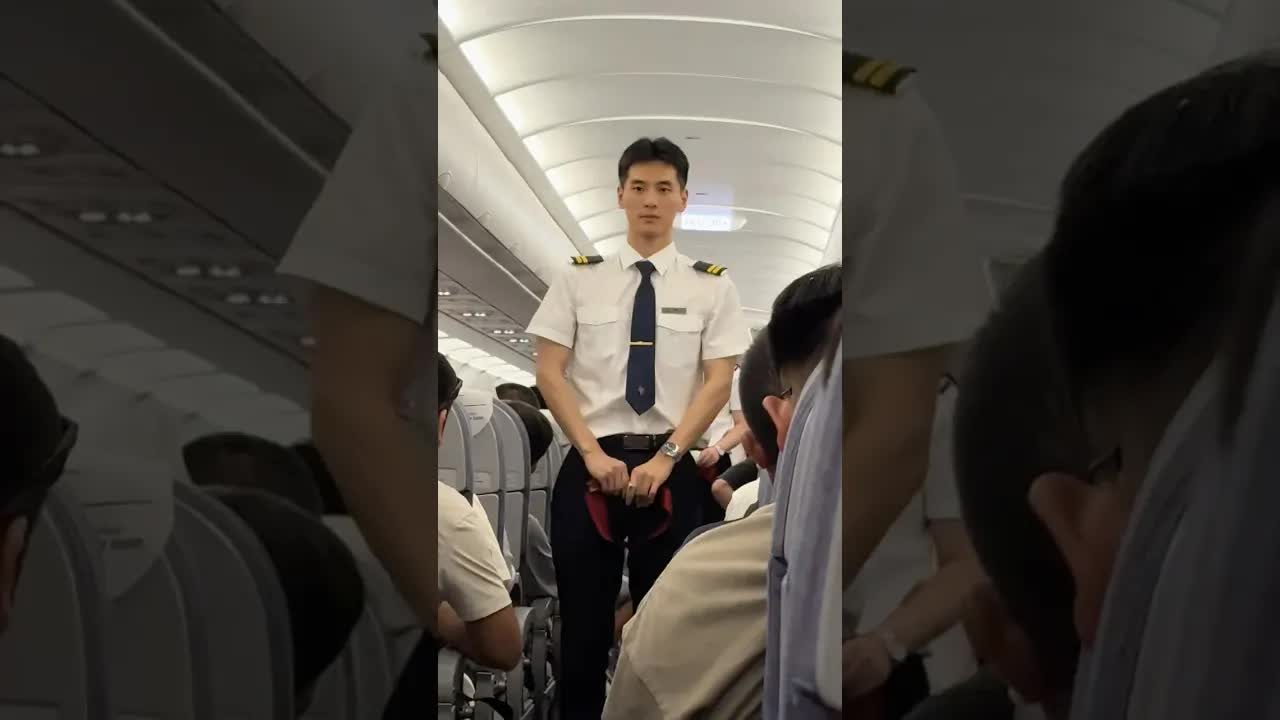 空服員示範安全帶正確使用方法