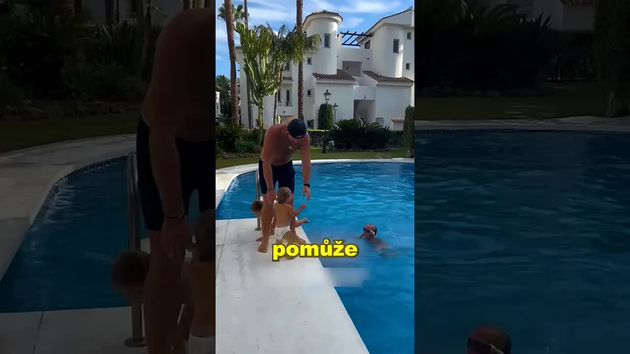 Tatínek pomohl dětem skočit do bazénu