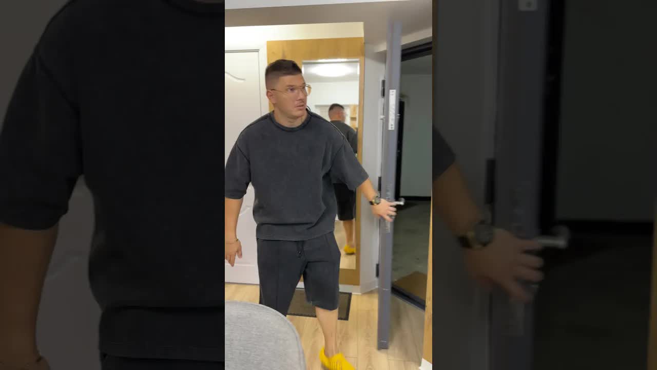 Vizităm garsoniera nouă cumpărată de tata