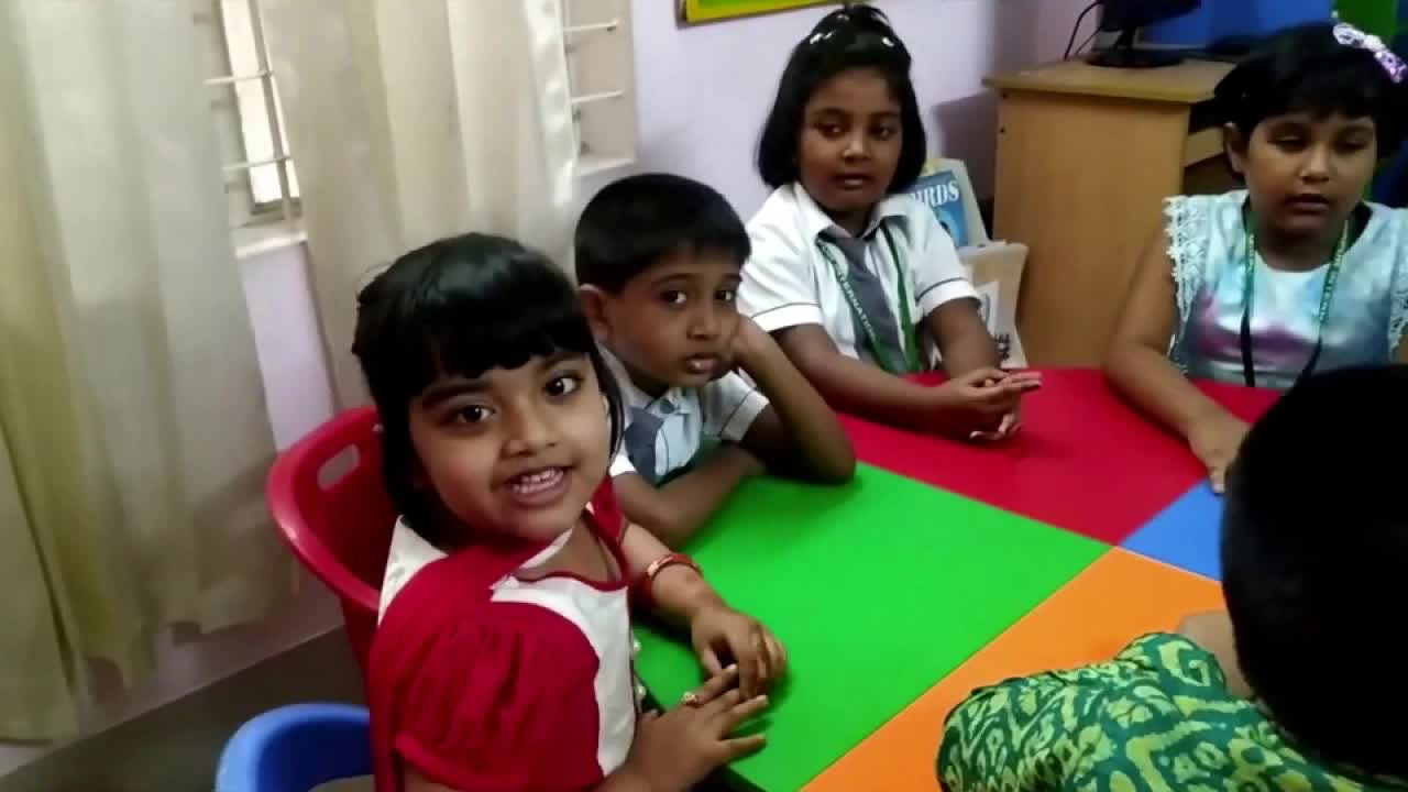ক্লাসের ফাকে বাচ্চাদের সাথে মজার মুহূর্ত
