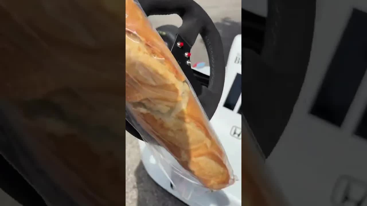 Aller chercher le pain avec une voiture de course