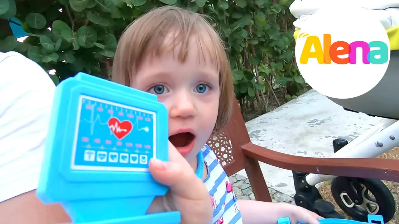 Алёнка играет с мыльными пузырями и лечит братика