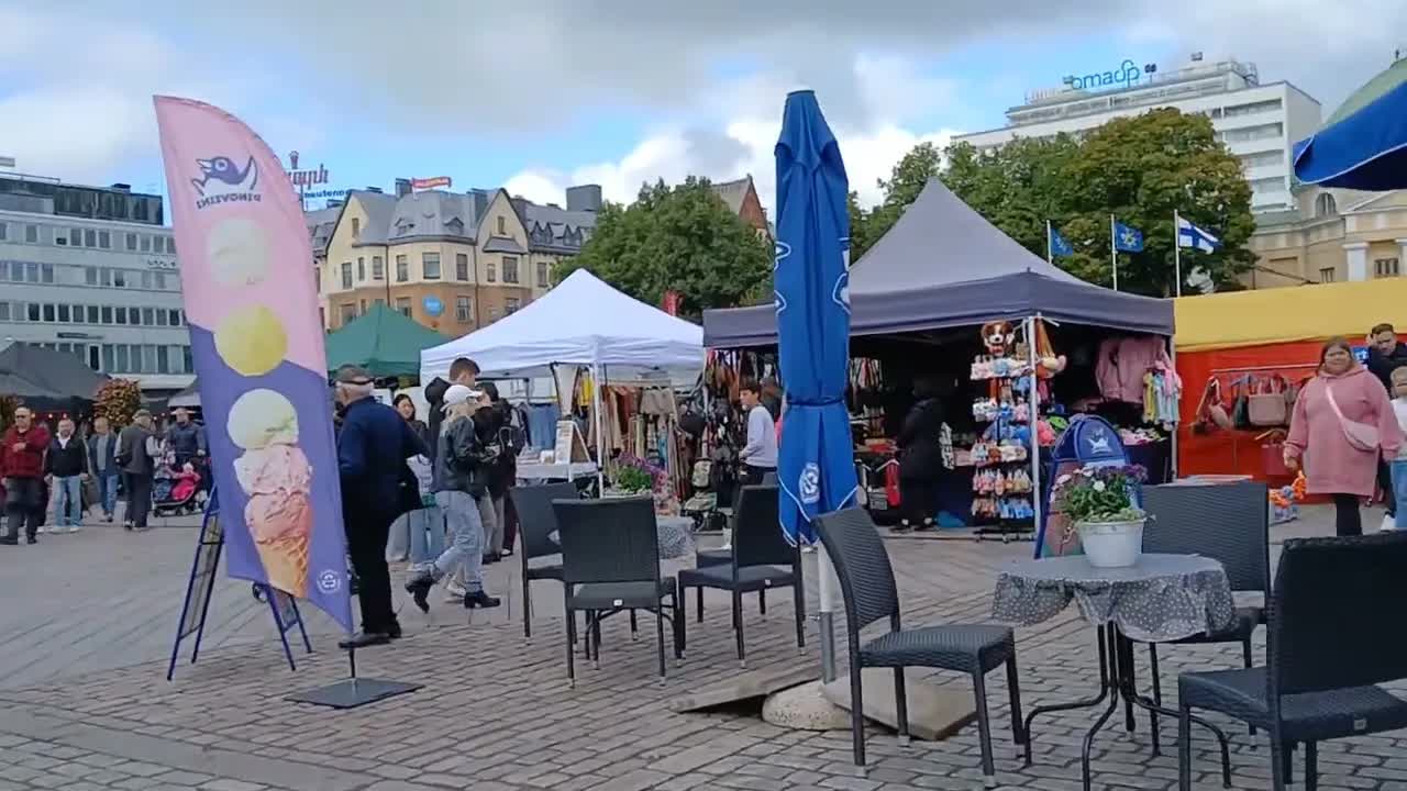 Kierrelen kauppatorilla Turun päivänä