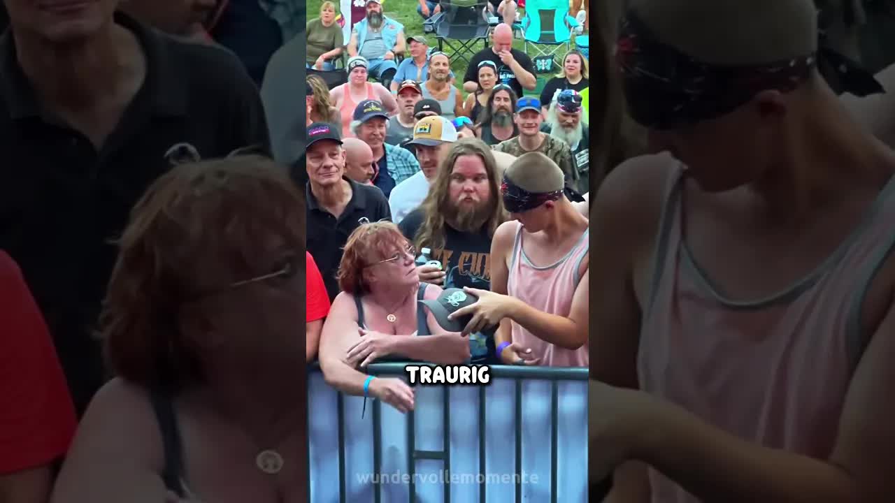 Er fing die Kappe und gab sie einer traurigen Frau