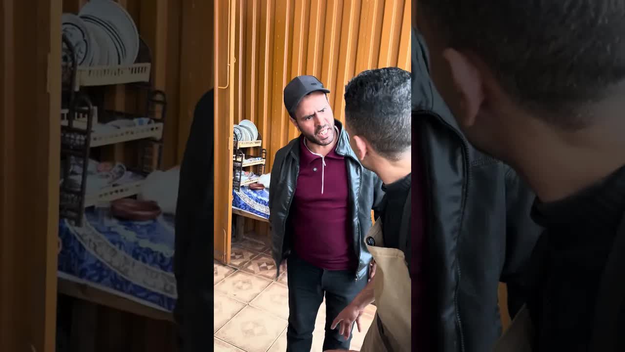 موقف كوميدي فمطعم شعبي بين الزبون والخدام