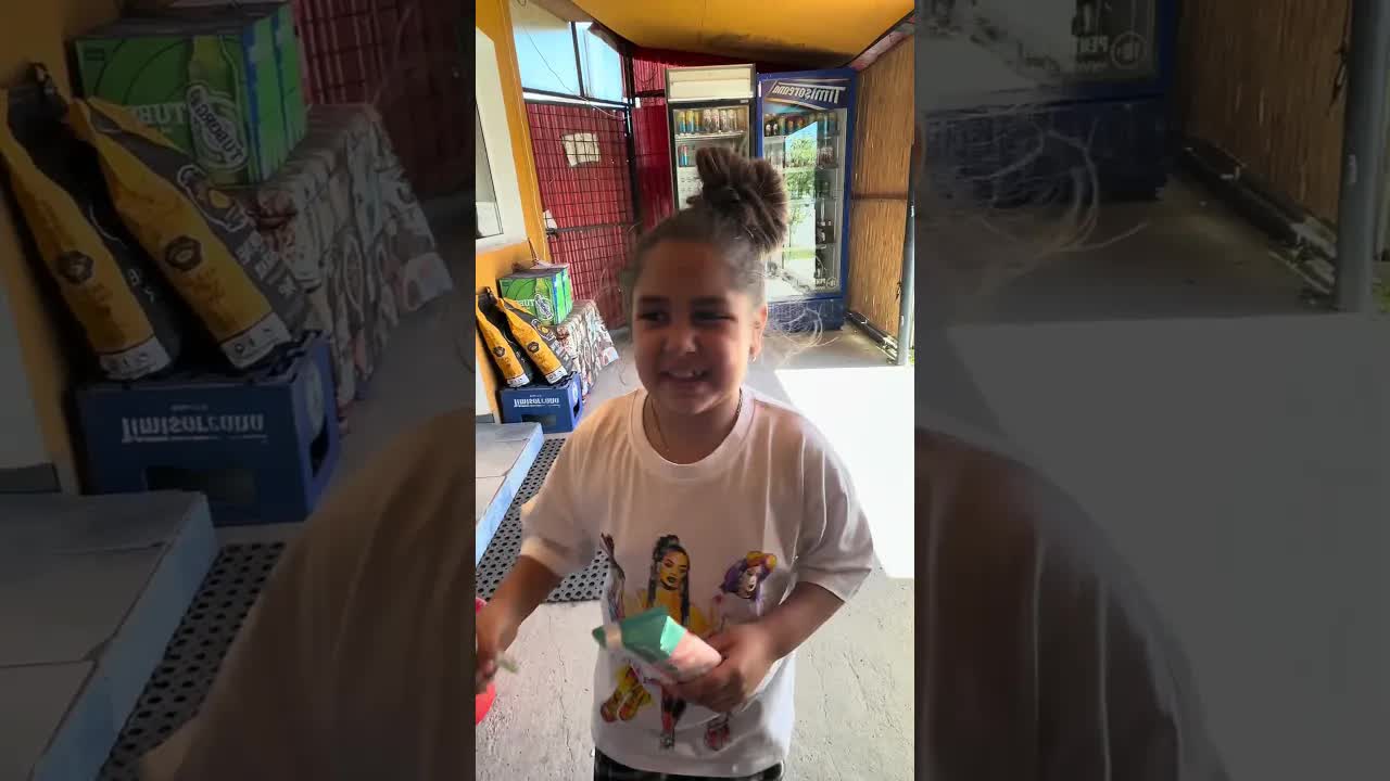 Copilul nu știe ce înghețată să aleagă