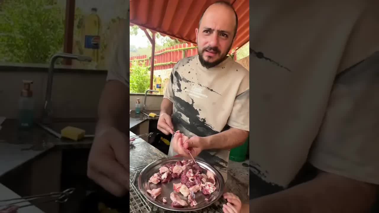 شيف نونا تعد الغداء في المسبح