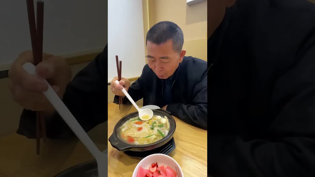 带爸妈吃米线，老爹也真香了