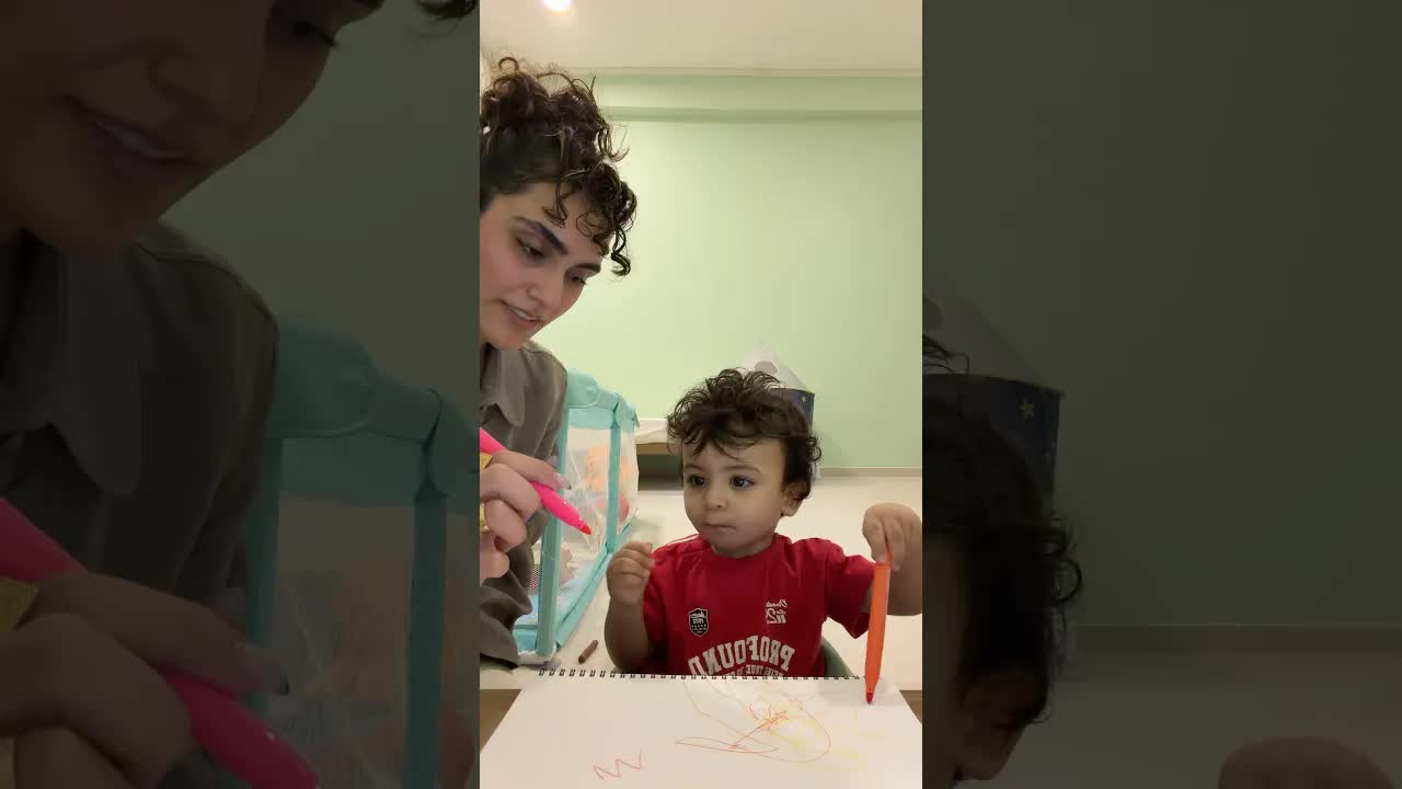 تقي يجرب الرسم لأول مرة