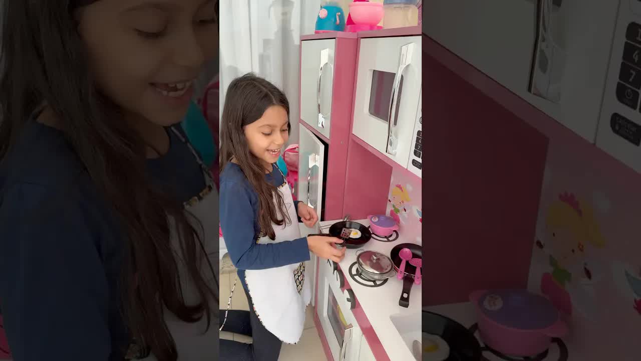 Manu cozinhando para sua bebê reborn Sofia