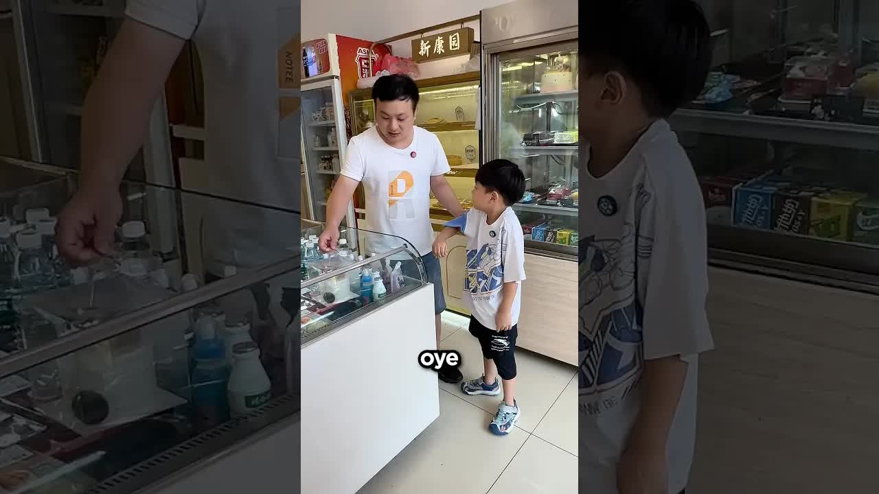 Un niño vende botellas decoradas para comprar un pastel