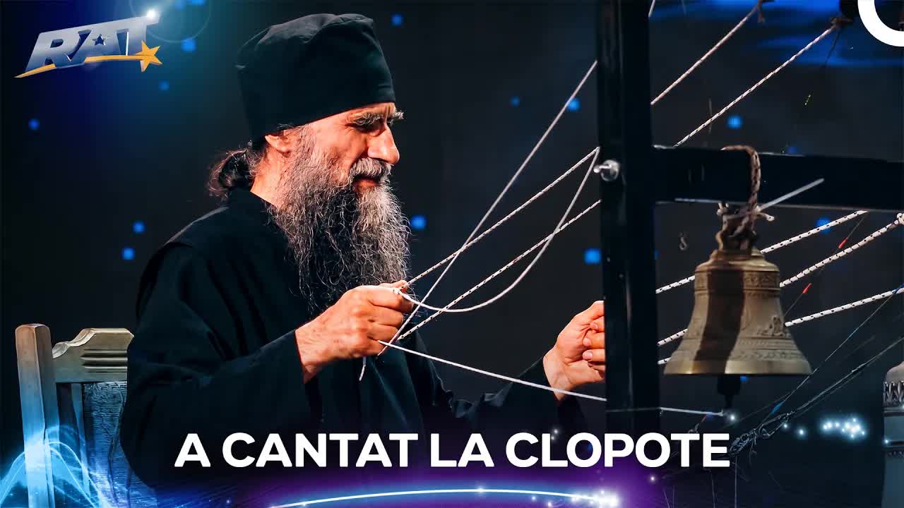 Un monah cântă la clopote pe scenă