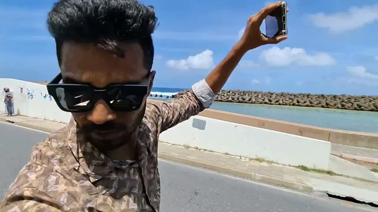 মালদ্বীপের শহর ঘুরে দেখছি ট্রাকে করে