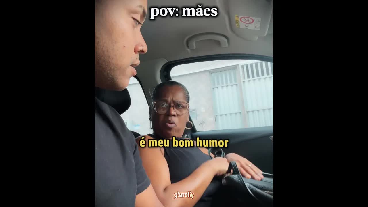 Mãe e filho em dia de compras
