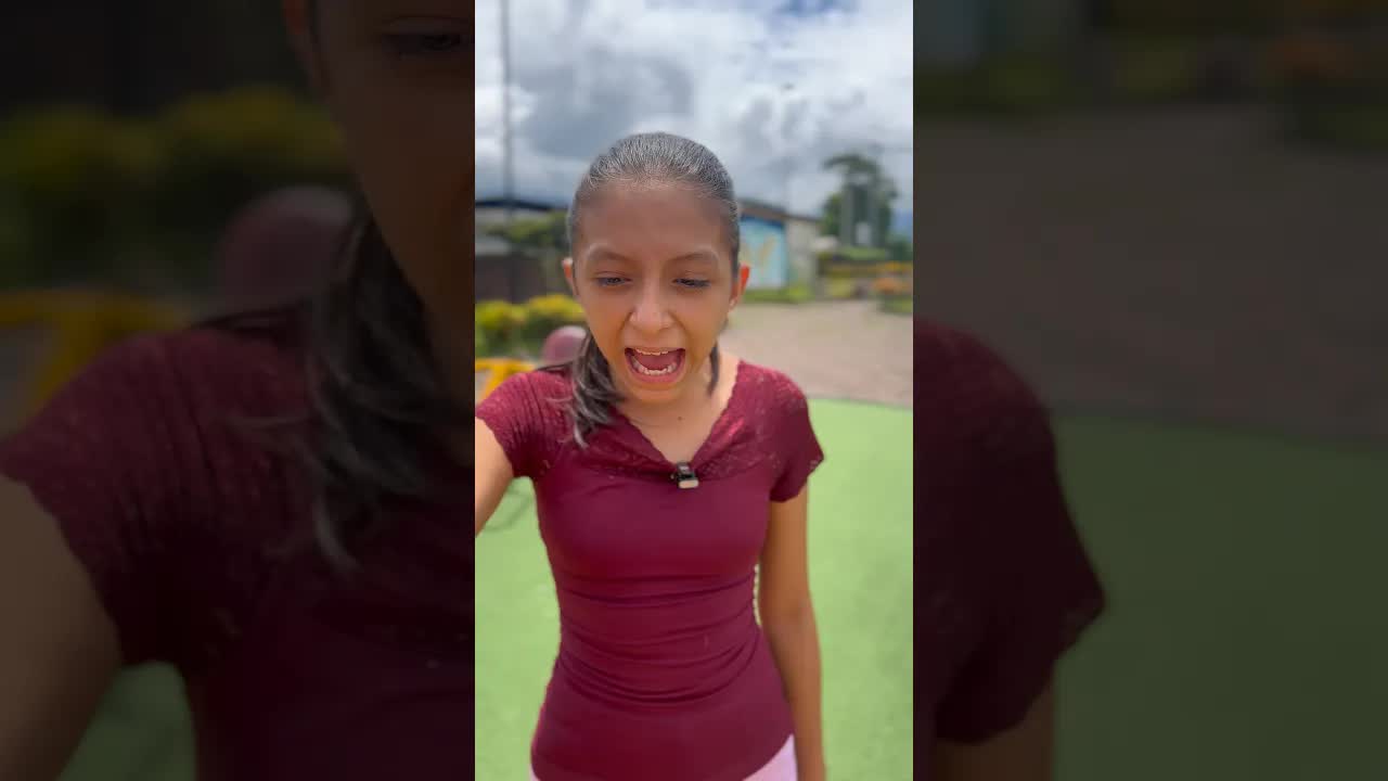 Niña roba una billetera y huye