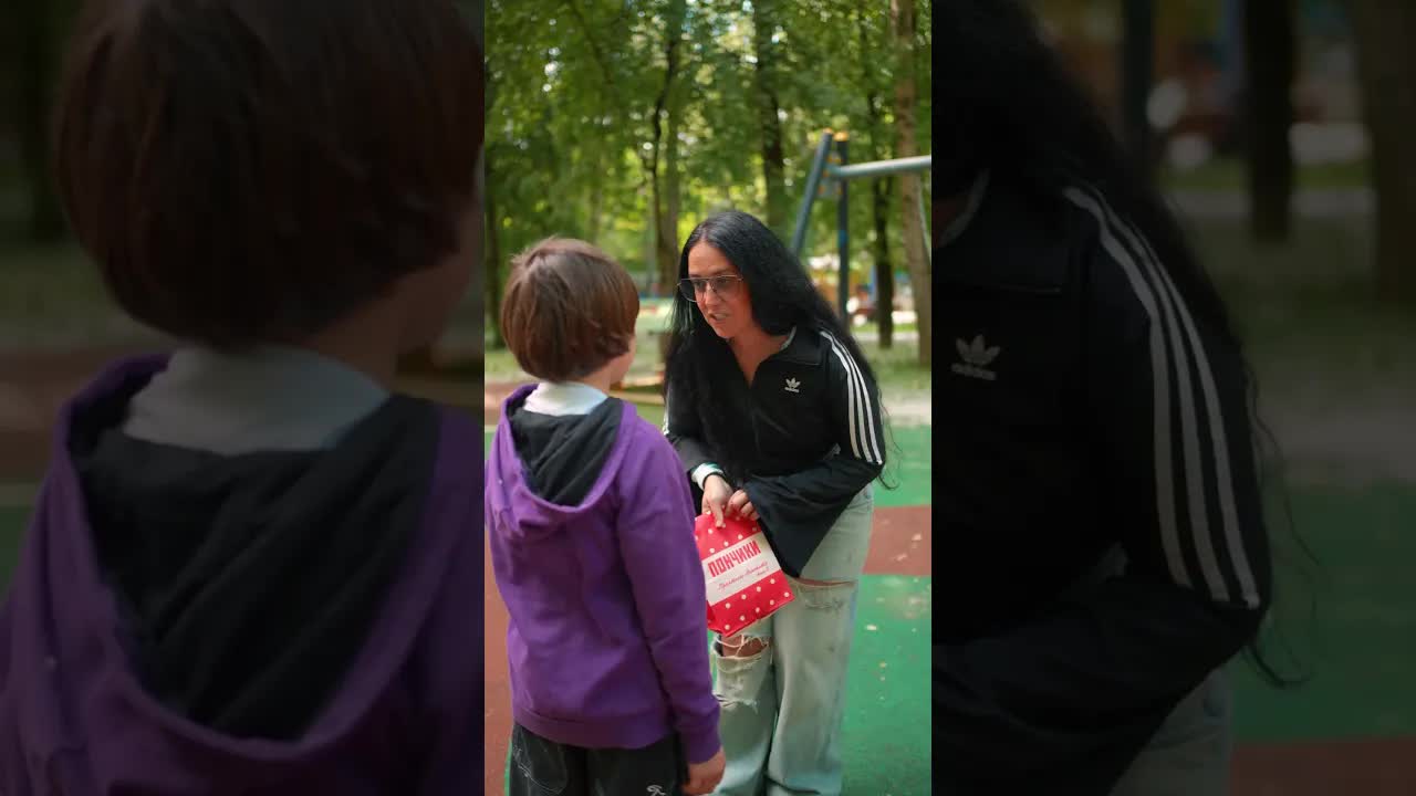 Дети спорят за качели и пончики