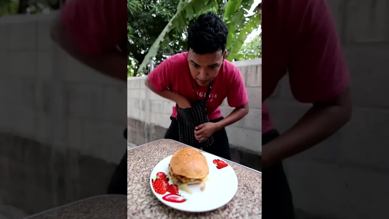 Compartiendo la hamburguesa con mi hermanita