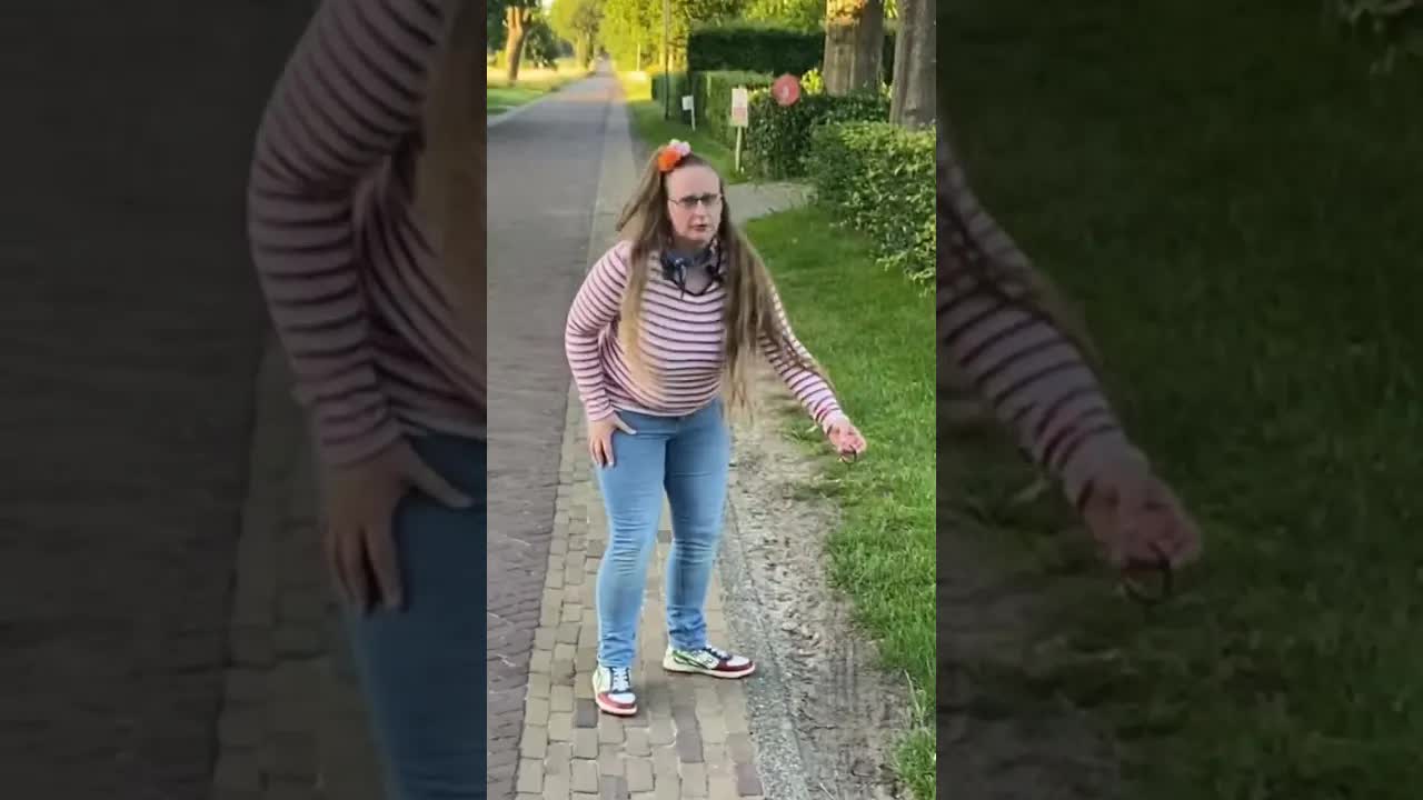 Mama waarschuwt kind voor vieze spullen op straat