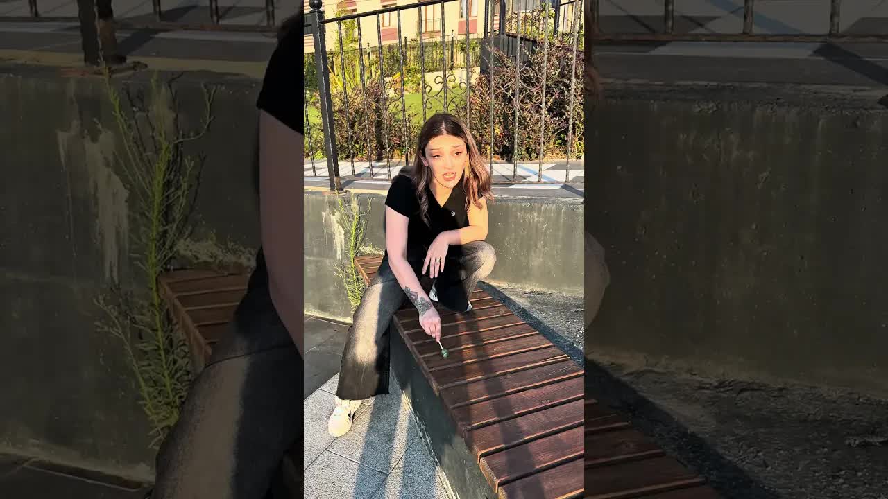 Kezban Yere Düşen Şekeri Arkadaşına Verdi