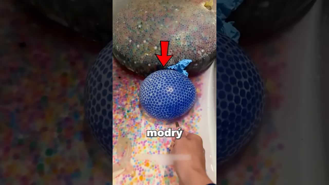 Muž praská balónky s orbí uvnitř