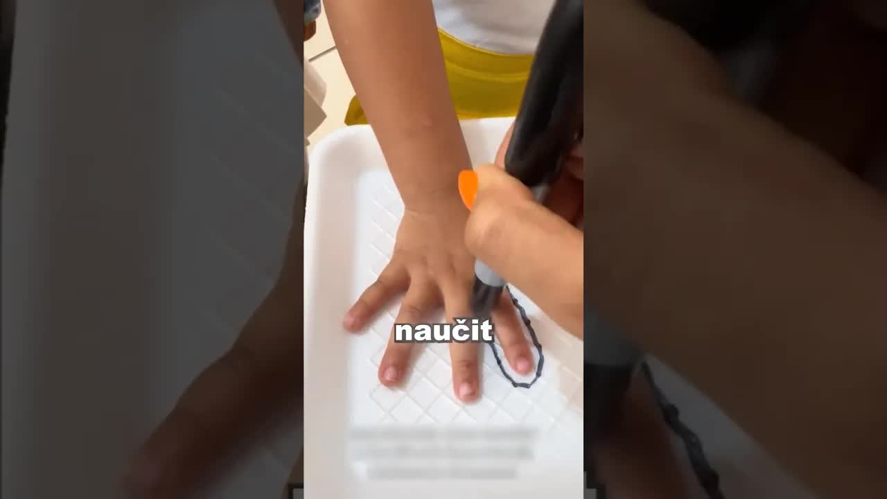 Maminka ukazuje synovi sílu mýdla proti bakterím