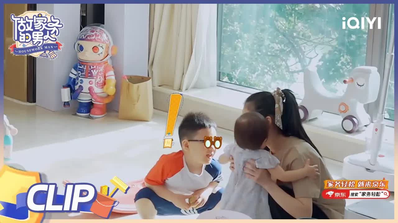 哥哥逗弄小宝宝，全家温馨互动
