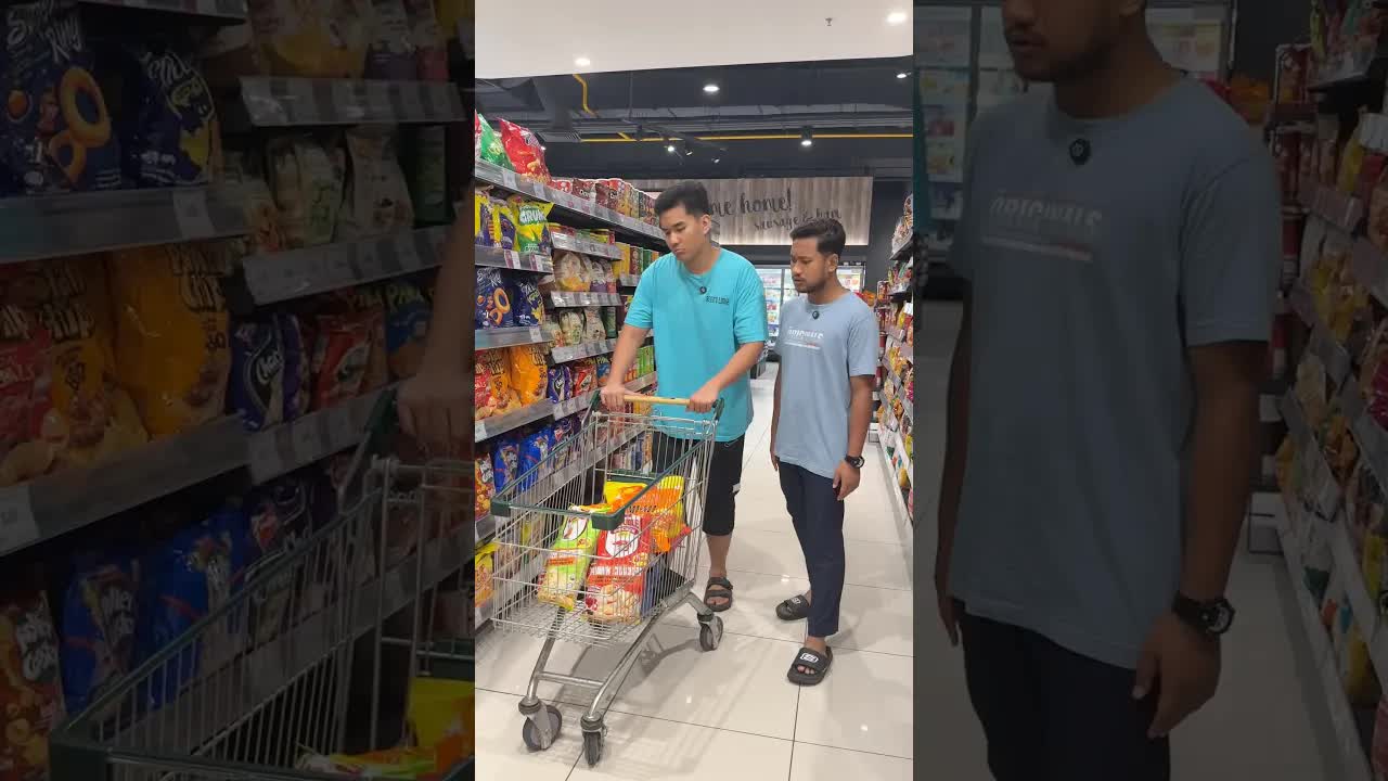 Ayah dan Ehsan Belanja di Pasar Raya