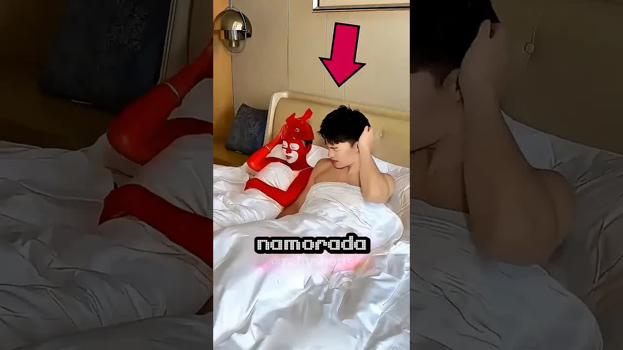 Ex aparece com nova amante — ela se maquia rápido