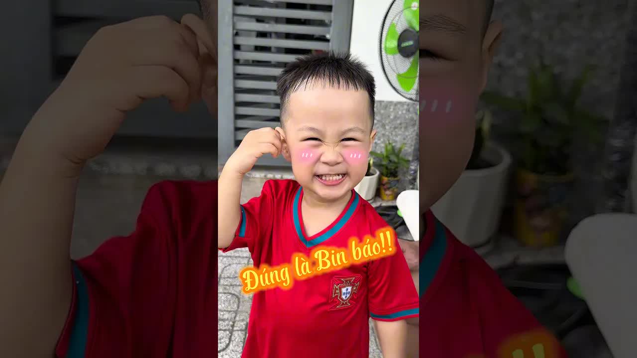 Cháu mời ông nội ăn socola