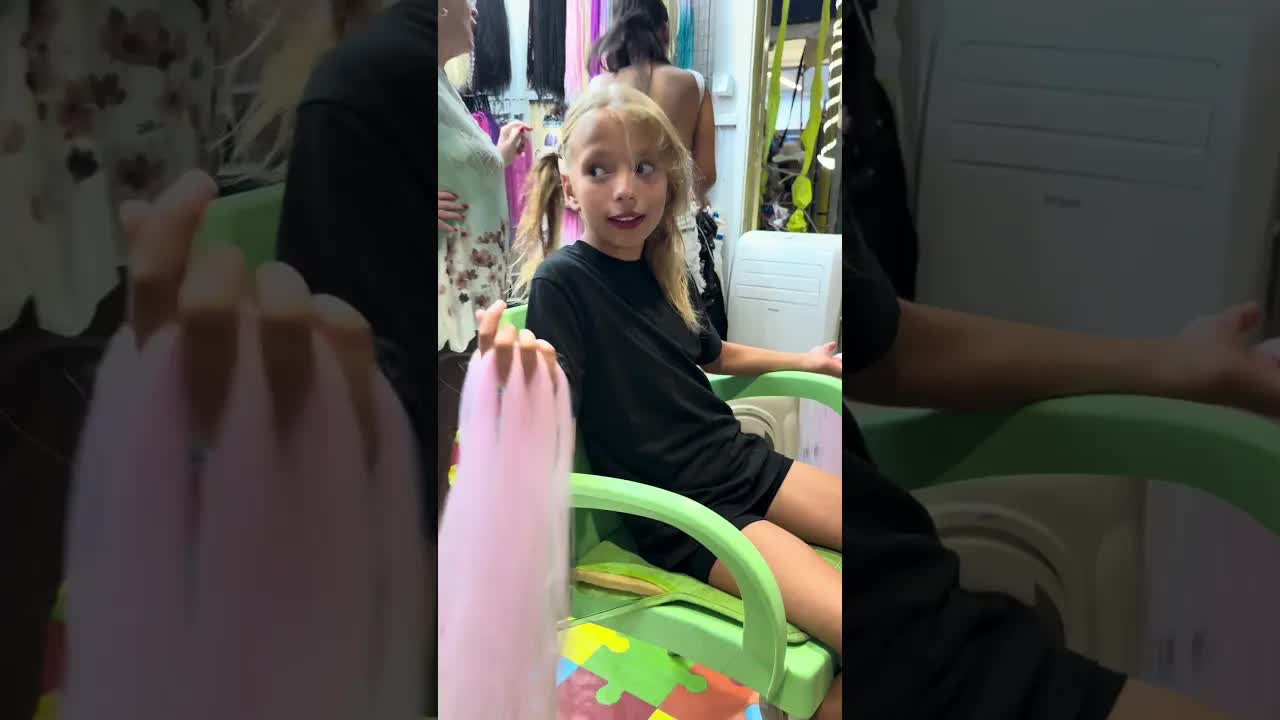 Alena bekommt Zöpfe im Urlaub in Bulgarien