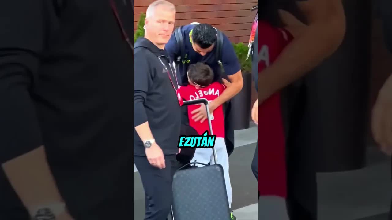 Ronaldo megöleli a rajongóját