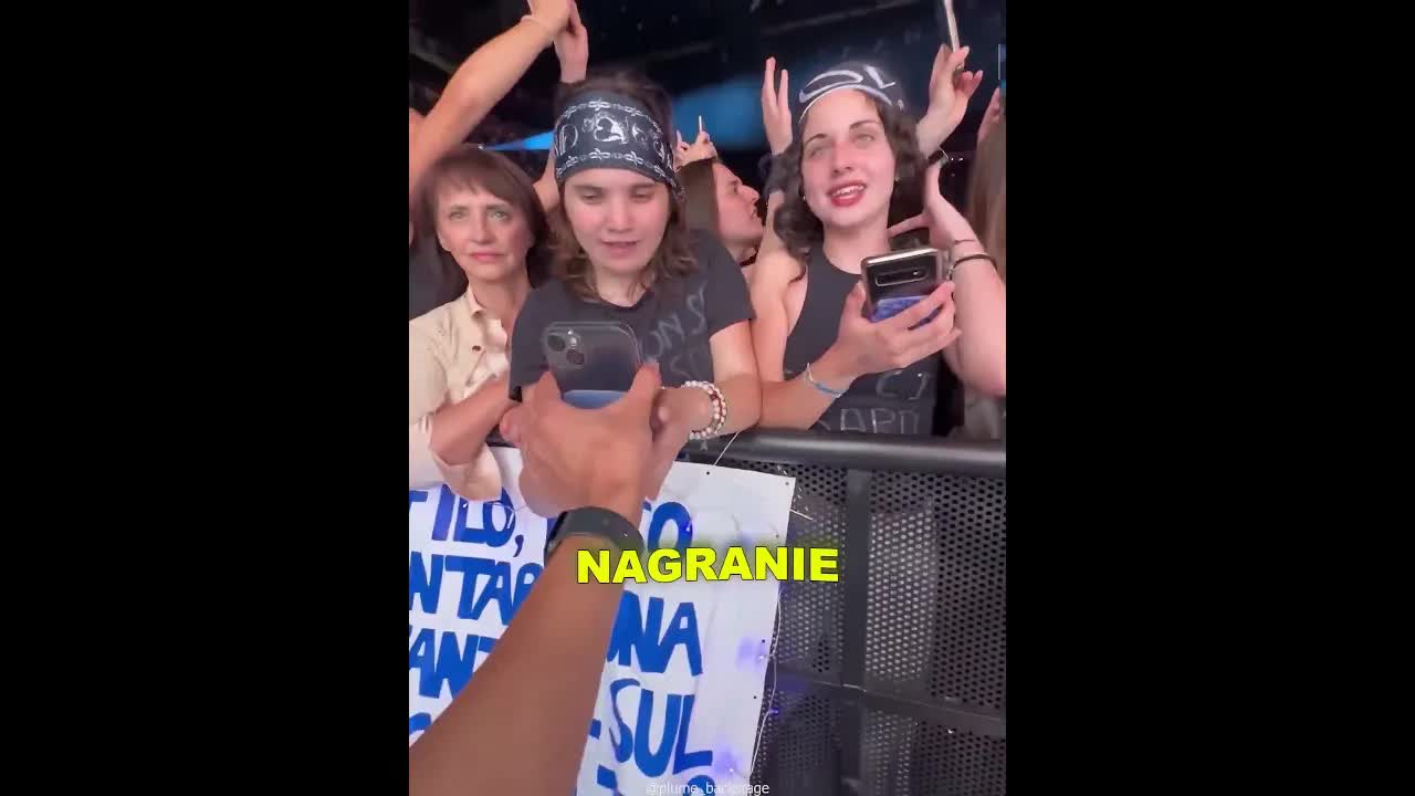 Dziewczyna spełnia marzenie na koncercie