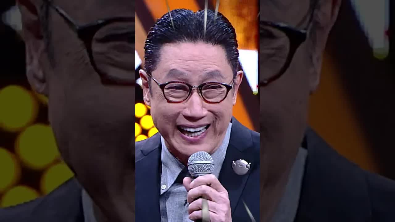 ผู้เข้าแข่งขันเขินเวทีไมค์ทองคำสามวัย