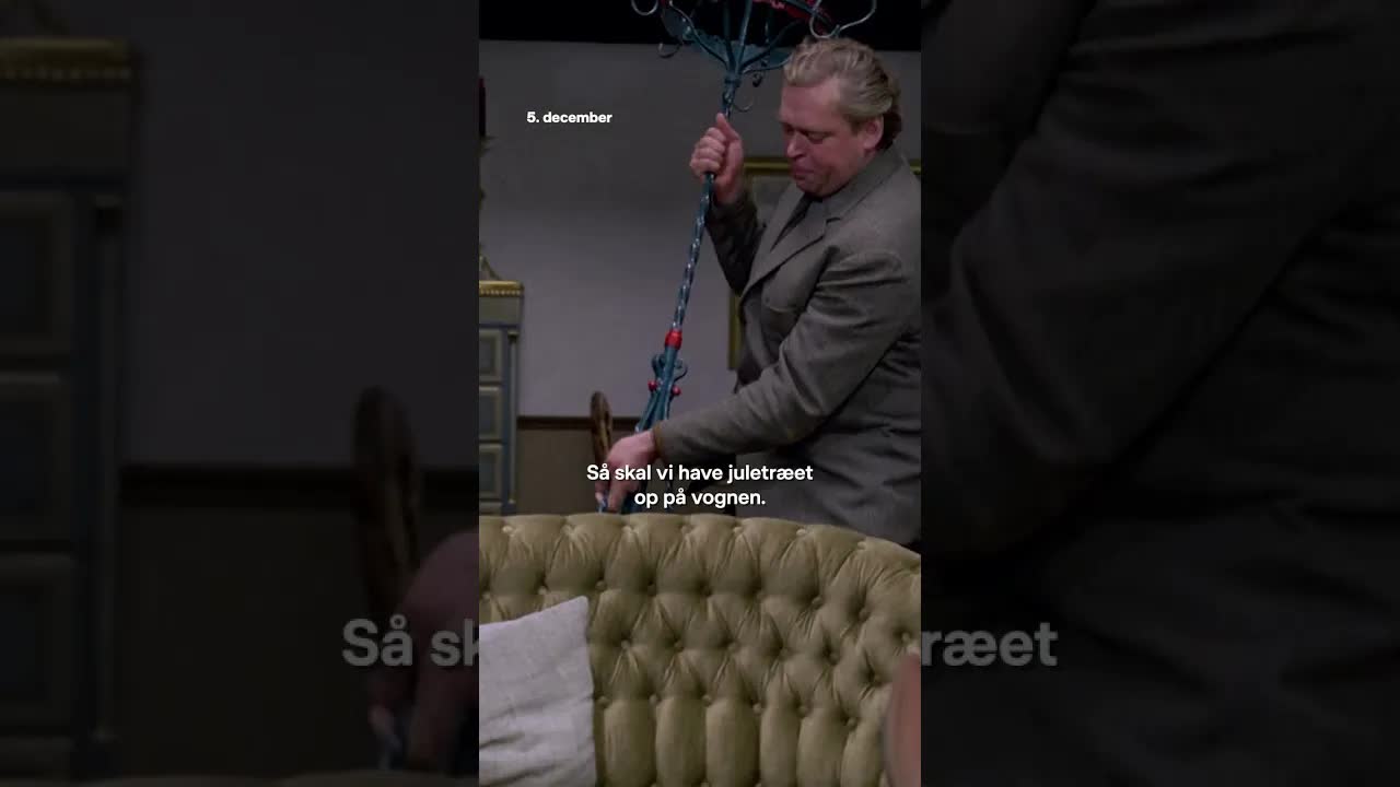 Far og barn henter juletræ i skoven